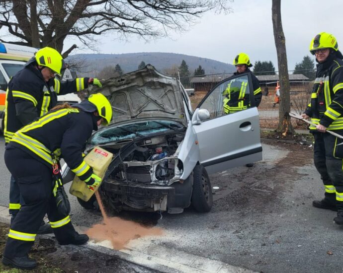 Pkw prallt in Veckerhagen gegen Baum – Rettungshubschrauber im Einsatz