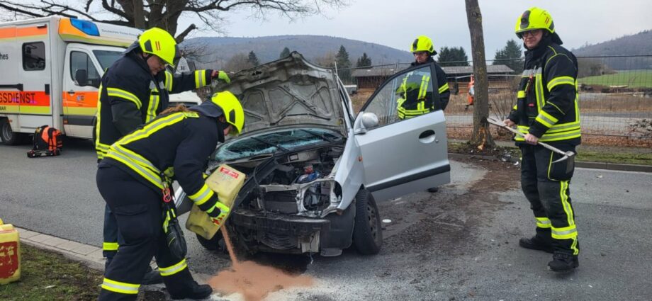 Pkw prallt in Veckerhagen gegen Baum – Rettungshubschrauber im Einsatz Pkw prallt in Veckerhagen gegen Baum – Rettungshubschrauber im Einsatz