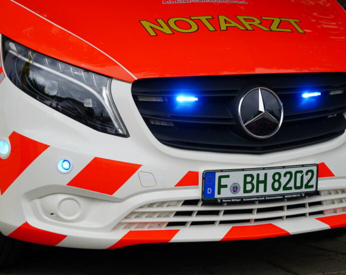 A49: Sattelzug prallt auf Standstreifen in Pkw – Mutter und Baby hatten Schutzengel dabei