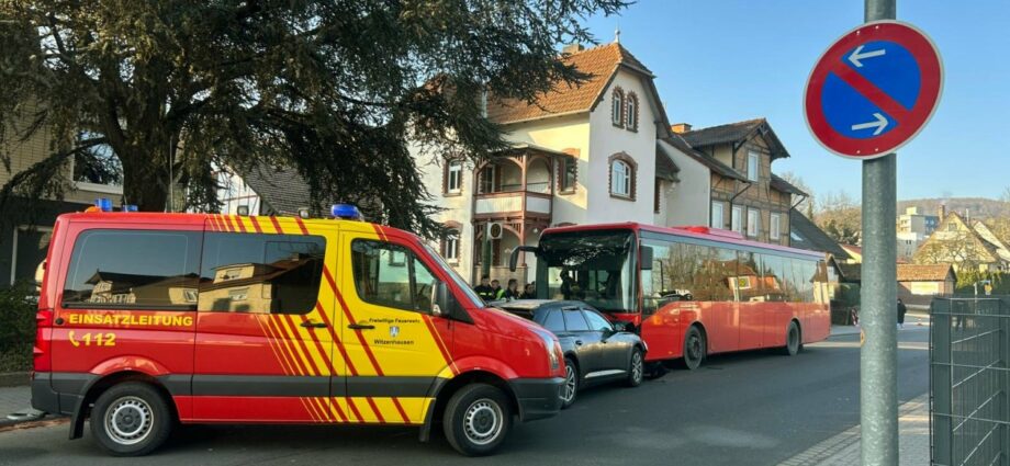 PKW frontal in Linienbus – Tödlicher Unfall in Witzenhausen PKW frontal in Linienbus – Tödlicher Unfall in Witzenhausen