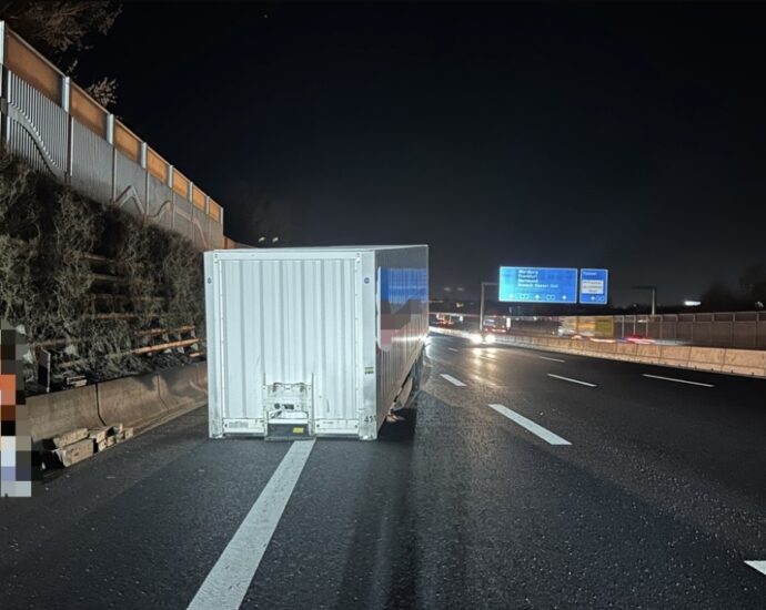 A7 bei Kassel: Lkw verliert Auflieger – Bergung sorgt für Sperrung in der Nacht