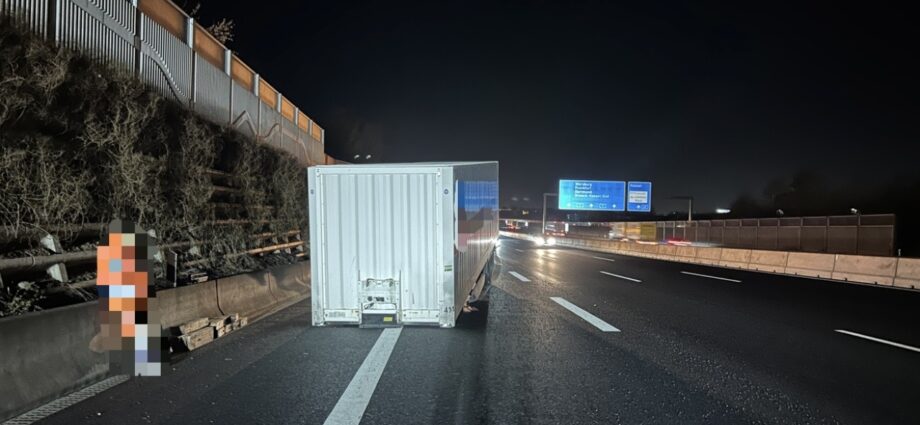 A7 bei Kassel: Lkw verliert Auflieger – Bergung sorgt für Sperrung in der Nacht