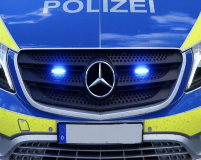 Bewaffneter Überfall auf Tankstelle in Knüllwald-Remsfeld – Täter flüchtet mit Geld und Zigaretten