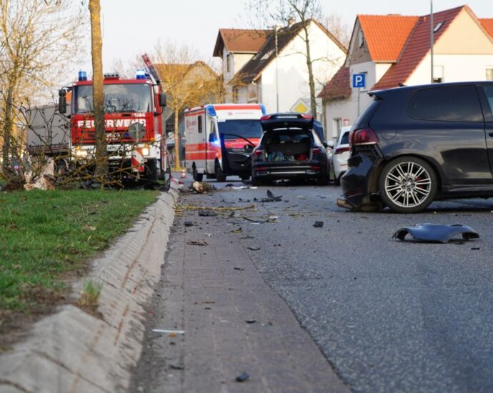 Baunatal: Trümmerfeld nach Unfall auf Altenritter Straße Baunatal: Trümmerfeld nach Unfall auf Altenritter Straße