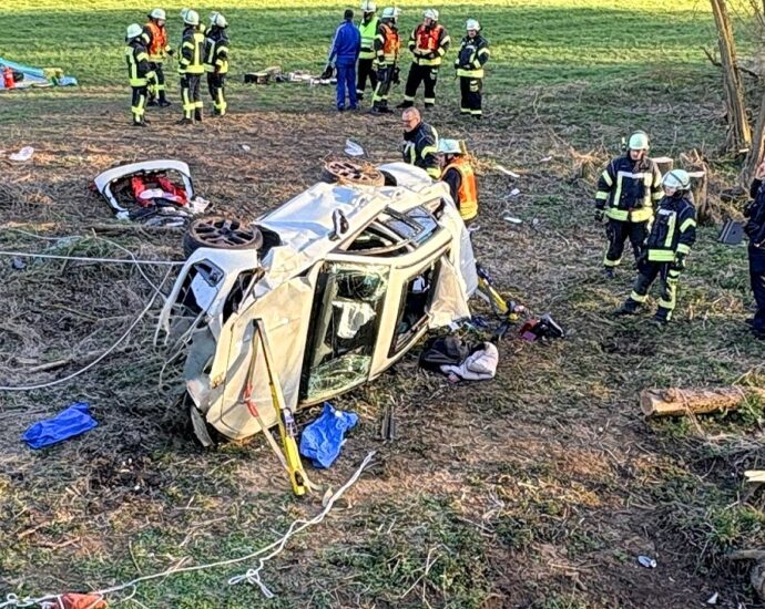 Nach Überschlag: Feuerwehr rettet vier Insassen aus PKW