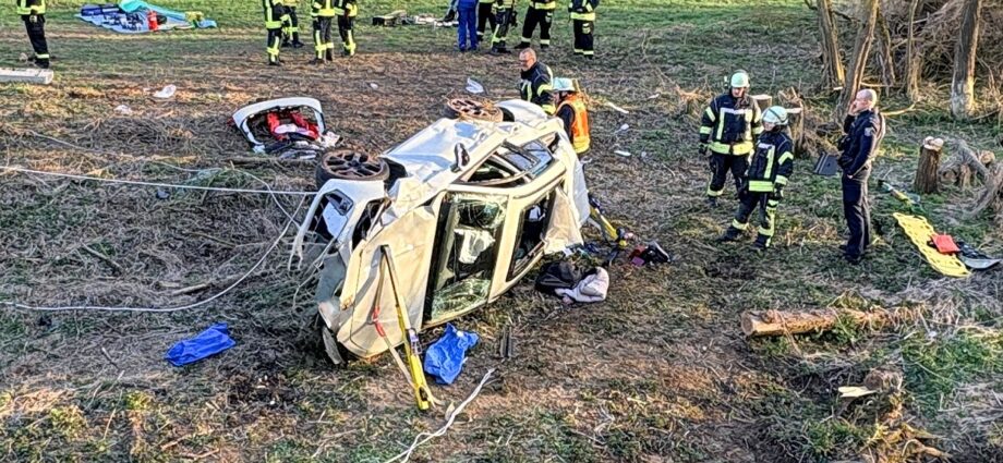 Nach Überschlag: Feuerwehr rettet vier Insassen aus PKW Nach Überschlag: Feuerwehr rettet vier Insassen aus PKW