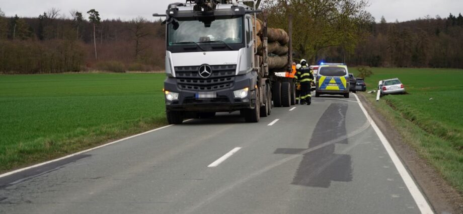 Glück im Unglück: Mehrere leichtverletzte bei Verkehrsunfall nahe Breuna Glück im Unglück: Mehrere leichtverletzte bei Verkehrsunfall nahe Breuna