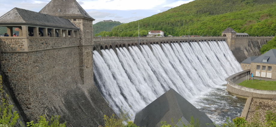 Edersee voll – Spektakulärer Überlauf bleibt wegen Sanierung wohl bis 2027 aus