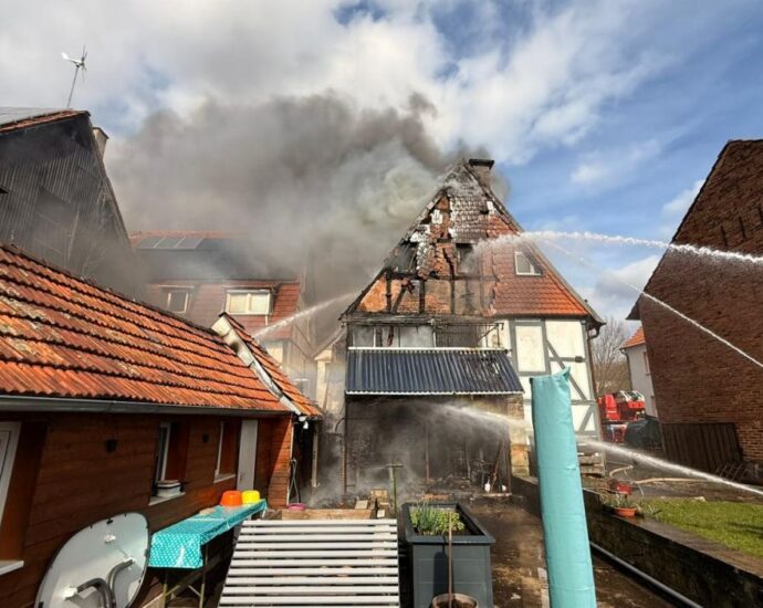 Anbau in Vollbrand: Feuer greift auf Wohnhaus in Gottsbüren über