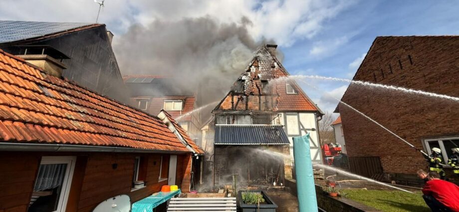 Anbau in Vollbrand: Feuer greift auf Wohnhaus in Gottsbüren über