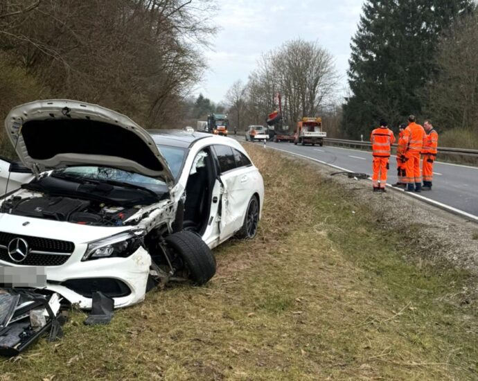 HeLi: Auto kollidiert mit Traktor auf alte B7