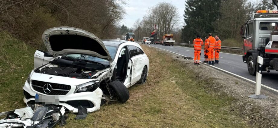 HeLi: Auto kollidiert mit Traktor auf alte B7