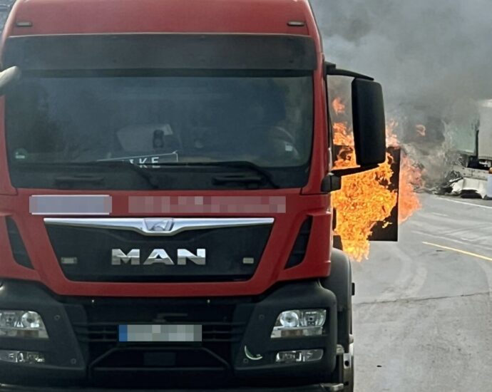 Bitumenlaster brannte auf A4 Baustelle – Hydrant blockiert