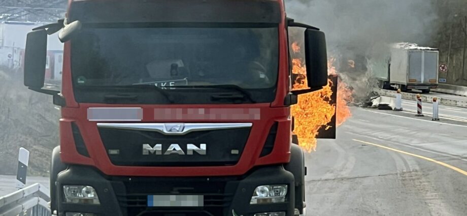 Bitumenlaster brannte auf A4 Baustelle – Hydrant blockiert