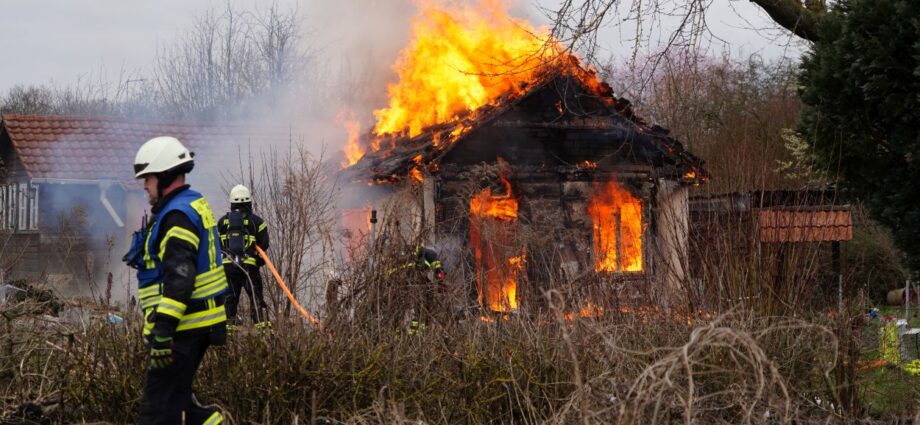 KS: Erneut Gartenhütte im ehemaligen Kleingartenverein Fackelteich in Flammen KS: Erneut Gartenhütte im ehemaligen Kleingartenverein Fackelteich in Flammen