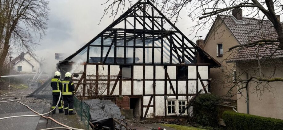 Meterhohe Flammen: Scheunenbrand in Niederdünzebach