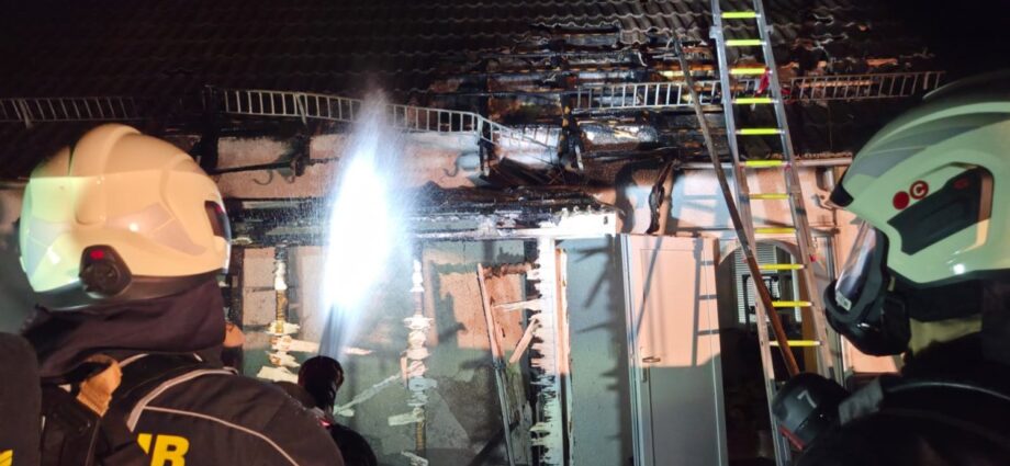 Brand in Reinhardshagen: Feuerwehr rettet 14 Personen aus Wohnhaus Brand in Reinhardshagen: Feuerwehr rettet 14 Personen aus Wohnhaus