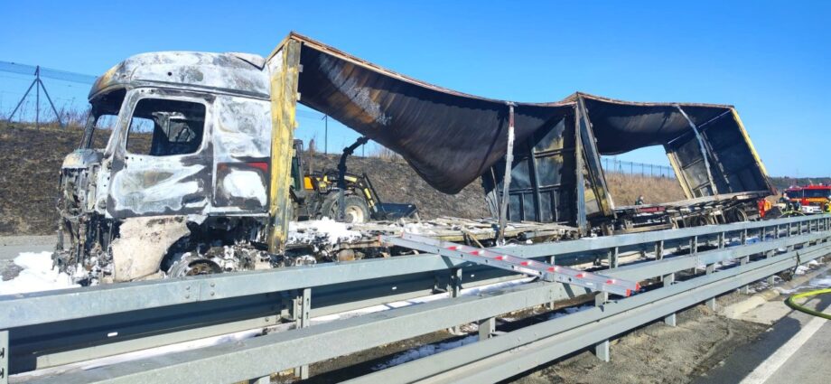 Nach Lkw-Brand: A49 bei Schwalmstadt wohl bis Dienstag voll gesperrt Nach Lkw-Brand: A49 bei Schwalmstadt wohl bis Dienstag voll gesperrt