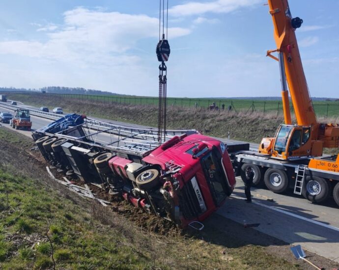 LKW auf A49 umgekippt – Aufwendige Bergungsarbeiten bei Schwalmstadt