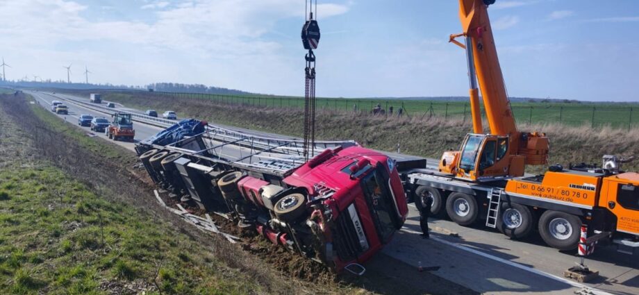 LKW auf A49 umgekippt – Aufwendige Bergungsarbeiten bei Schwalmstadt