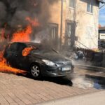 Sperrmüllbrand greift auf PKW und Wohnhaus in Vellmar über