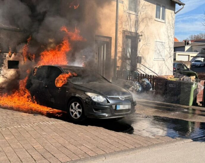 Sperrmüllbrand greift auf PKW und Wohnhaus in Vellmar über