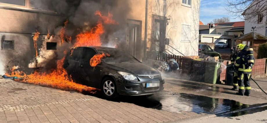 Sperrmüllbrand greift auf PKW und Wohnhaus in Vellmar über