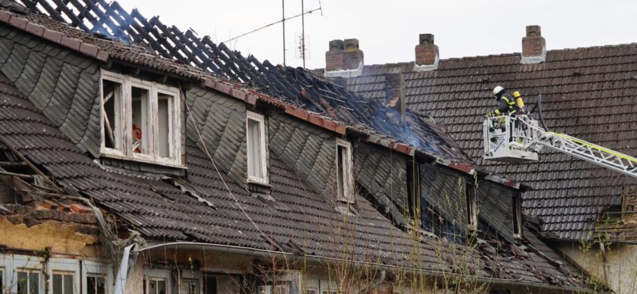 Rauchsäule über Bad Arolsen: Brand in leerstehendem Gebäude