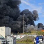 Großbrand auf Firmengelände in Fuldatal – starke Rauchentwicklung