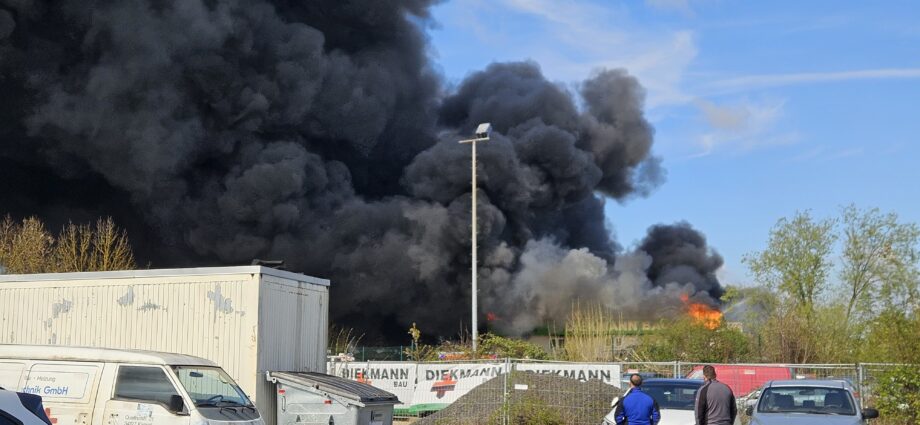 Großbrand auf Firmengelände in Fuldatal – starke Rauchentwicklung Großbrand auf Firmengelände in Fuldatal – starke Rauchentwicklung