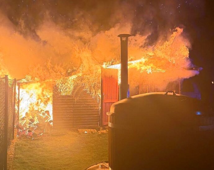 Nächtlicher Brand in Deute: Feuerwehr löscht Gartenhütte