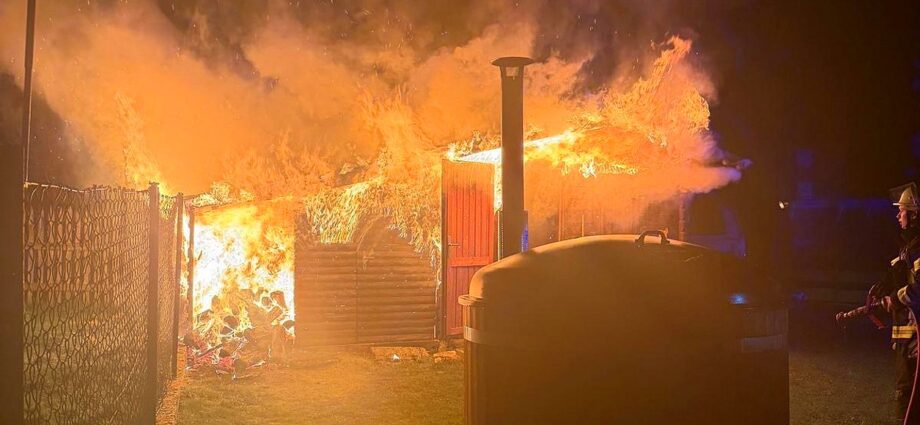 Nächtlicher Brand in Deute: Feuerwehr löscht Gartenhütte