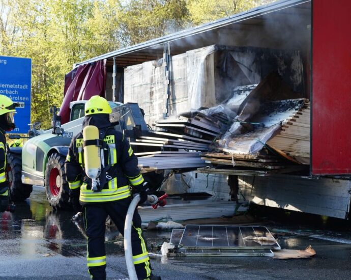 A44: Aufwendige Löscharbeiten bei Lkw-Brand nahe Diemelstadt