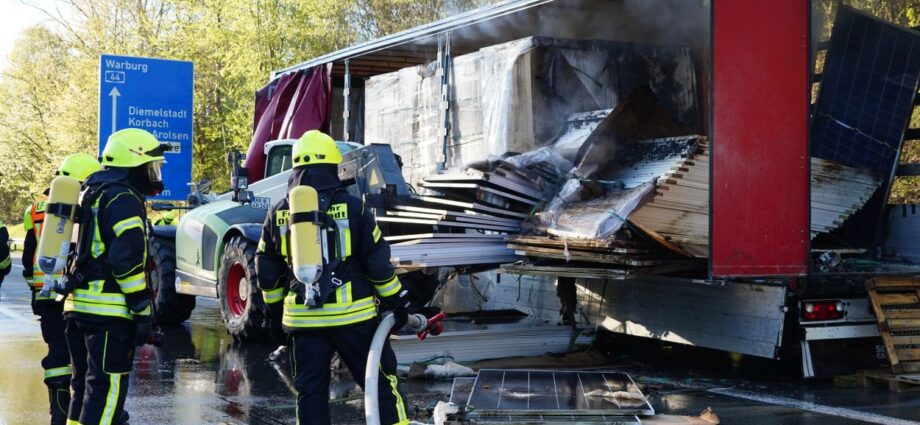 A44: Aufwendige Löscharbeiten bei Lkw-Brand nahe Diemelstadt