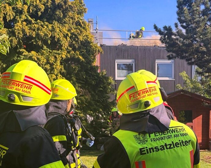 Aufwendiger Einsatz nach Dachstuhlbrand in Frankfurt