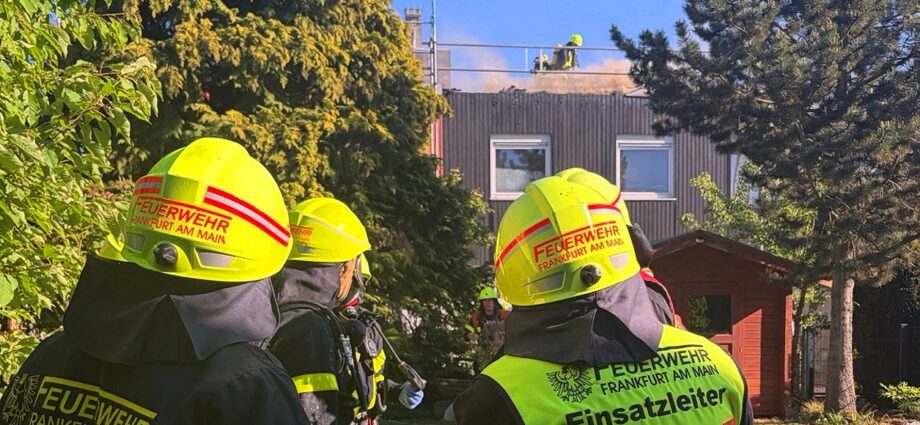 Aufwendiger Einsatz nach Dachstuhlbrand in Frankfurt