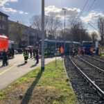 Schwerer U-Bahn-Unfall in Frankfurt – Fahrer unter LKW eingeklemmt