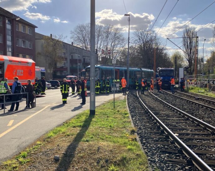 Schwerer U-Bahn-Unfall in Frankfurt – Fahrer unter LKW eingeklemmt