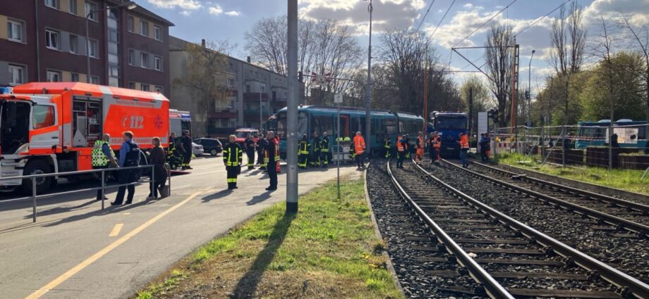 Schwerer U-Bahn-Unfall in Frankfurt – Fahrer unter LKW eingeklemmt