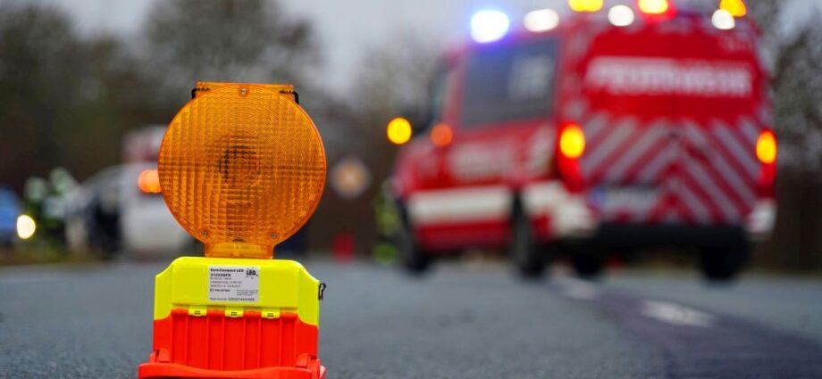 Wehretal: Pkw gerät in den Gegenverkehr – Tödlicher Motorradunfall auf B452