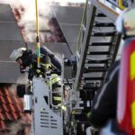 Mehrfamilienhaus nach Dachstuhlbrand in Niestetal unbewohnbar – 13 Bewohner in Sicherheit
