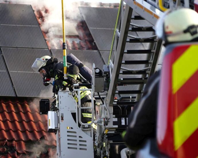 Mehrfamilienhaus nach Dachstuhlbrand in Niestetal unbewohnbar – 13 Bewohner in Sicherheit