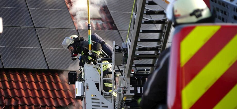 Mehrfamilienhaus nach Dachstuhlbrand in Niestetal unbewohnbar – 13 Bewohner in Sicherheit
