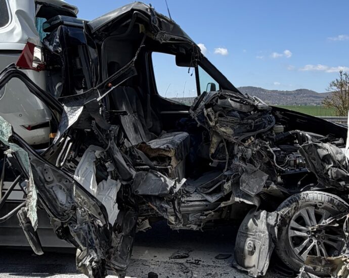 Schwerer Unfall auf der A49 – Abschleppwagen fährt auf Lkw auf