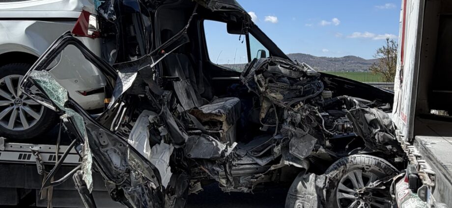 Schwerer Unfall auf der A49 – Abschleppwagen fährt auf Lkw auf
