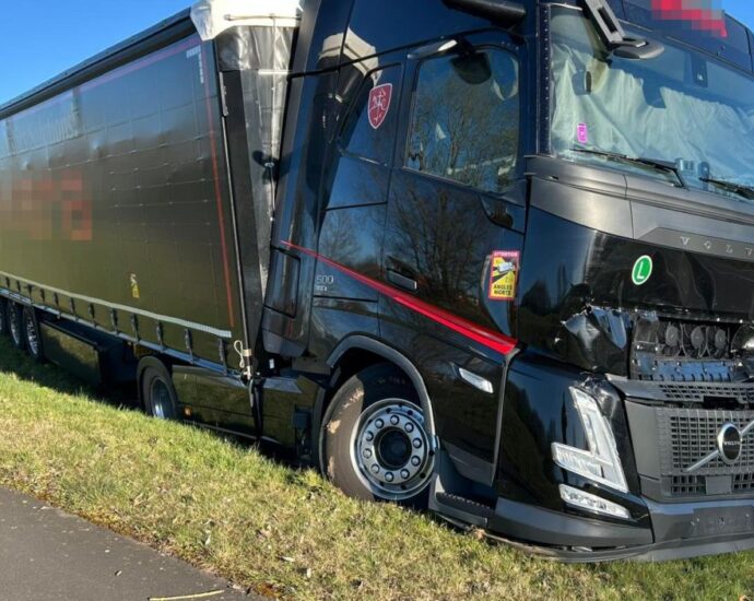 Kurioser Feuerwehreinsatz in HeLi: Lkw-Fahrer verbarrikadiert sich nach Unfall