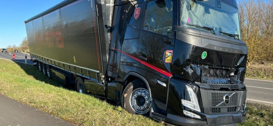Kurioser Feuerwehreinsatz in HeLi: Lkw-Fahrer verbarrikadiert sich nach Unfall