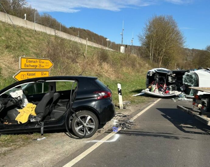 Auto überschlägt sich nach Unfall bei HeLi – Fahrer lebensgefährlich verletzt