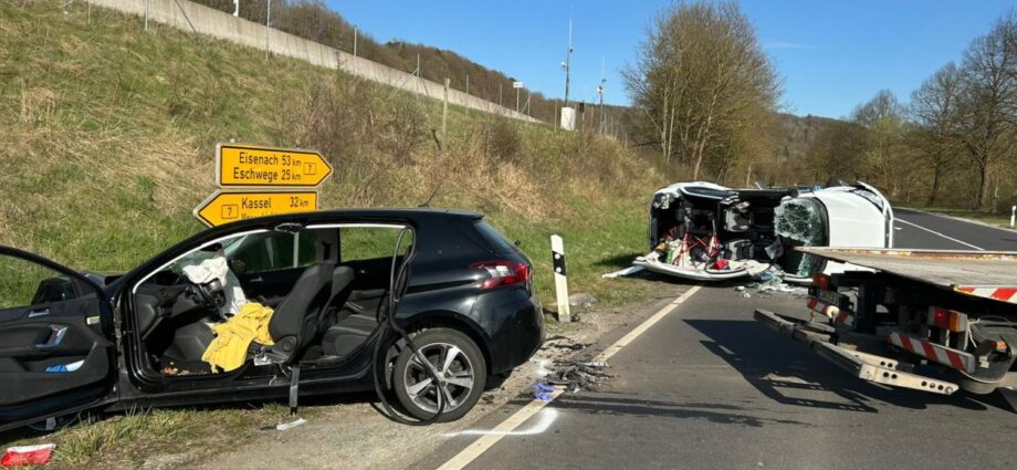 Auto überschlägt sich nach Unfall bei HeLi – Fahrer lebensgefährlich verletzt