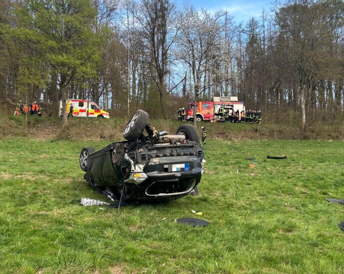 B487: Pkw überschlägt sich mehrfach – Fahrerin leicht verletzt